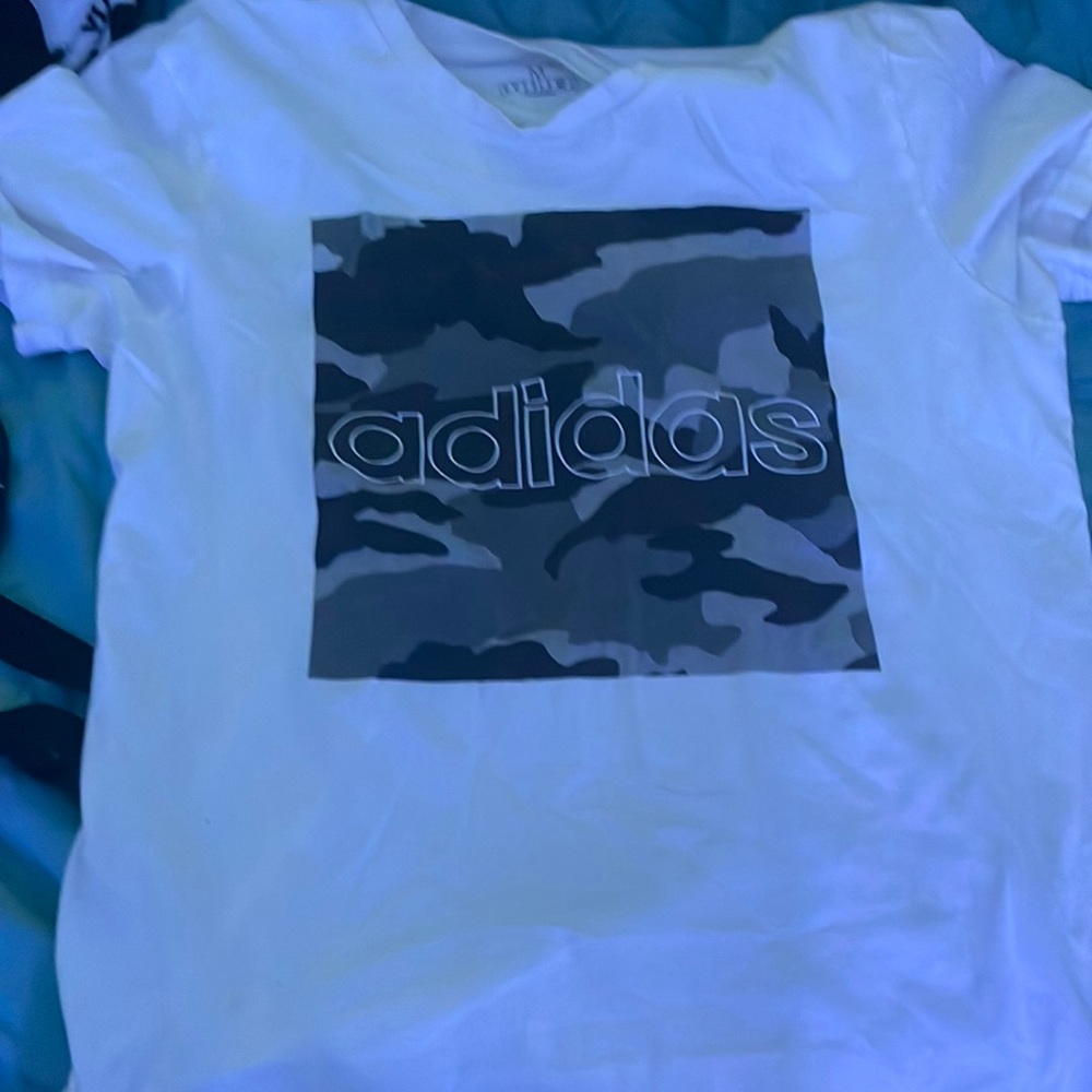 Men’s medium adidas shirt